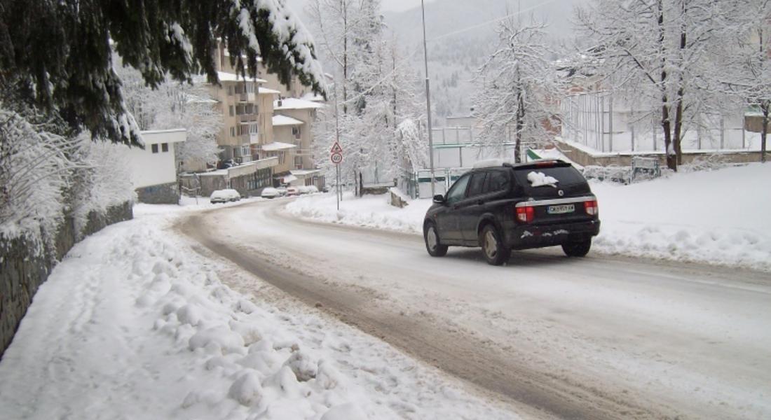 70-сантиметрова снежна покривка е натрупала тази нощ в района на пътя Батак-Доспат