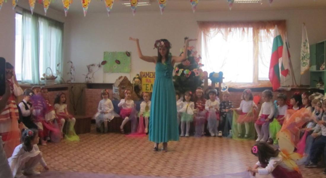  Виолета Кръстанова и Анатоли Карабов станаха кръстници на група "Елица" в ОДЗ "Родопчанче"