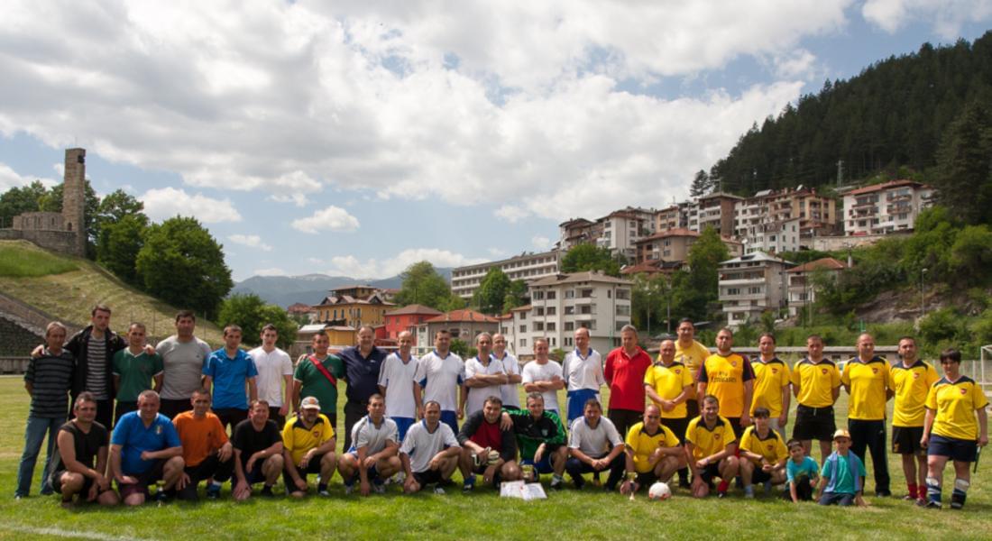 След оспорвана надпревара на турнира по мини-футбол, първи се класира отборът на полицията, втори тима на общината