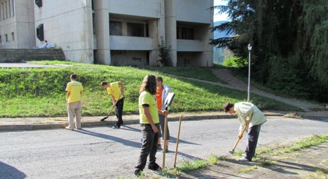 Младежи от “Мисия Смолян” почистват културният комплекс на града