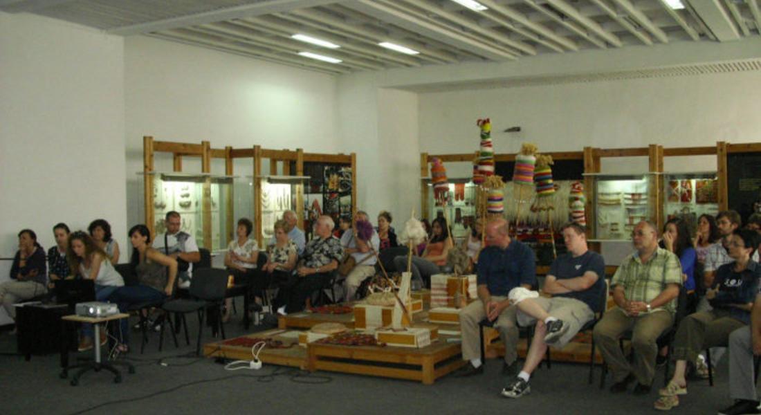 Американци слушат студентски презентации на творчески проекти в смолянския музей