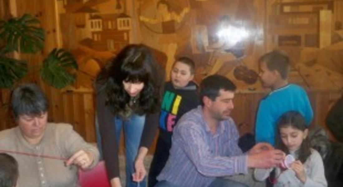 Общински съветници и деца от ОДЗ "Родопчанче" изработиха мартеници за възрастните хора от дома във Фатово