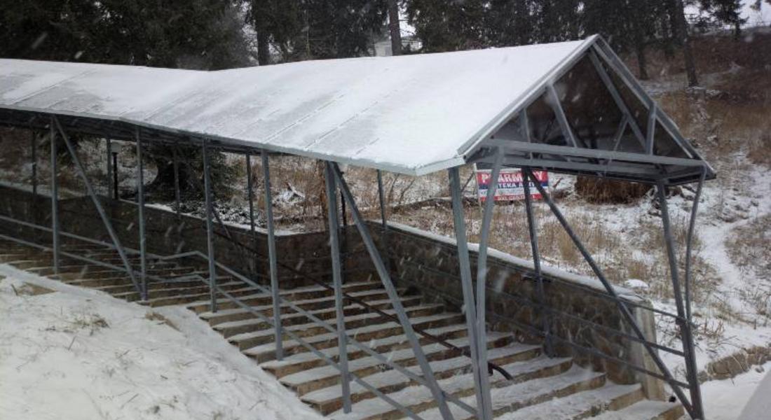 Община Смолян осигурява безопасен достъп до пистите като покрива стълбите към хижа „Студенец” в Пампорово