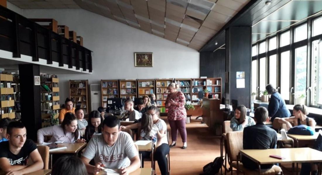 Ученици от ПГИ "Карл Маркс" проведоха час по английски език в библиотеката