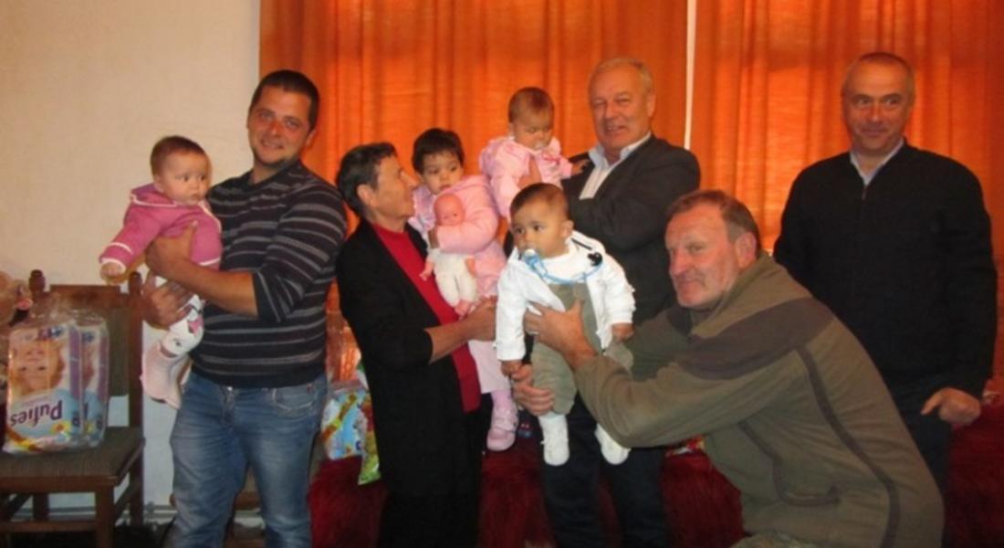 	 Кметът Мелемов дари три бебета в Широка лъка, които са родени тази година