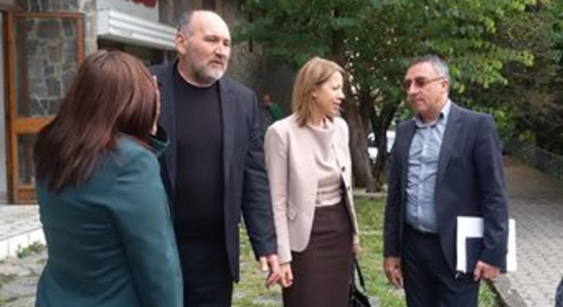 Зам.-министърът на образованието Диян Стаматов посети днес ОУ "Иван Вазов" и ПГПЧЕ "Иван Вазов"