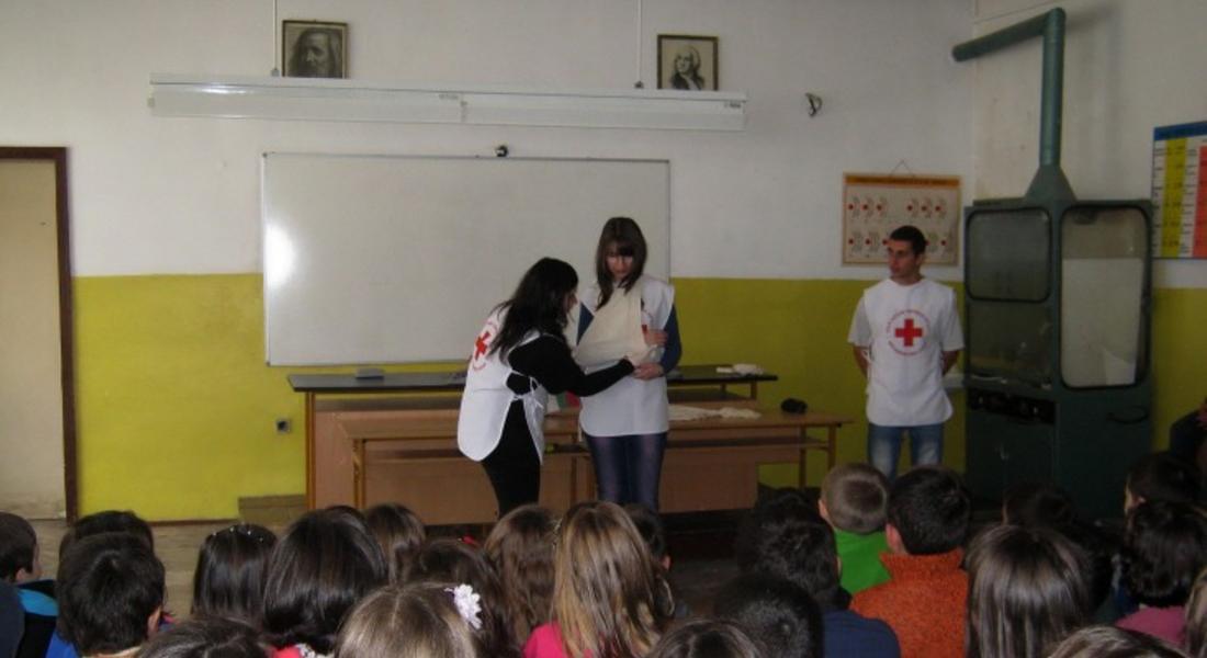Ученици от ОУ "Юрий Гагарин" се учиха как се дава първа долекарска помощ