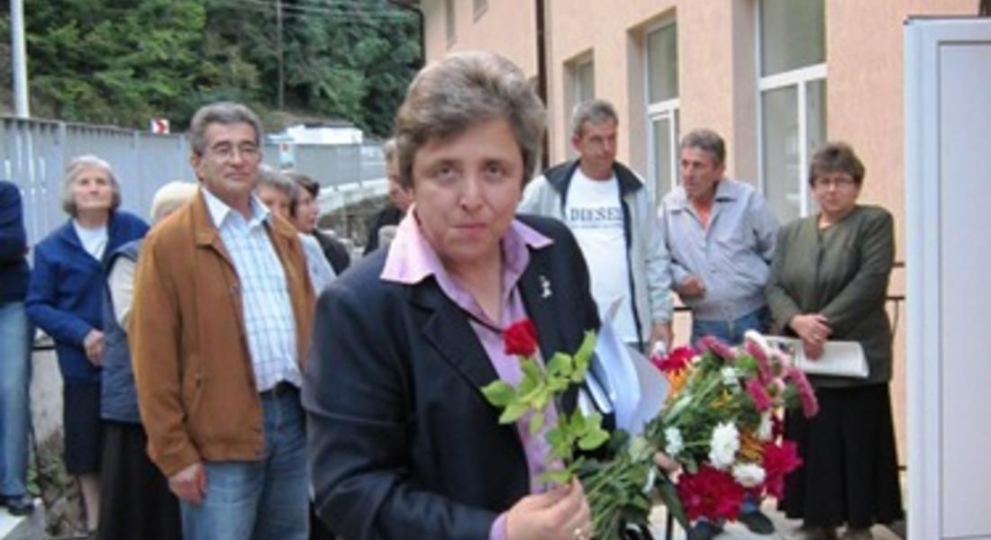 С букети градински цветя и аплодисменти посрещнаха Дора Янкова в Левочево и Бостина