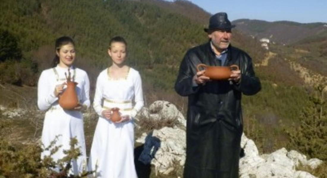   На светилището "Белото Каменье" беше представена възстановка на ритуално пиене на вино