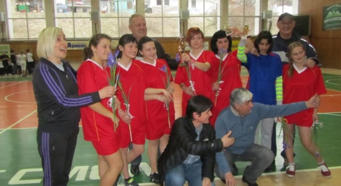 Николай Мелемов награди победителките от футболния турнир за ученички