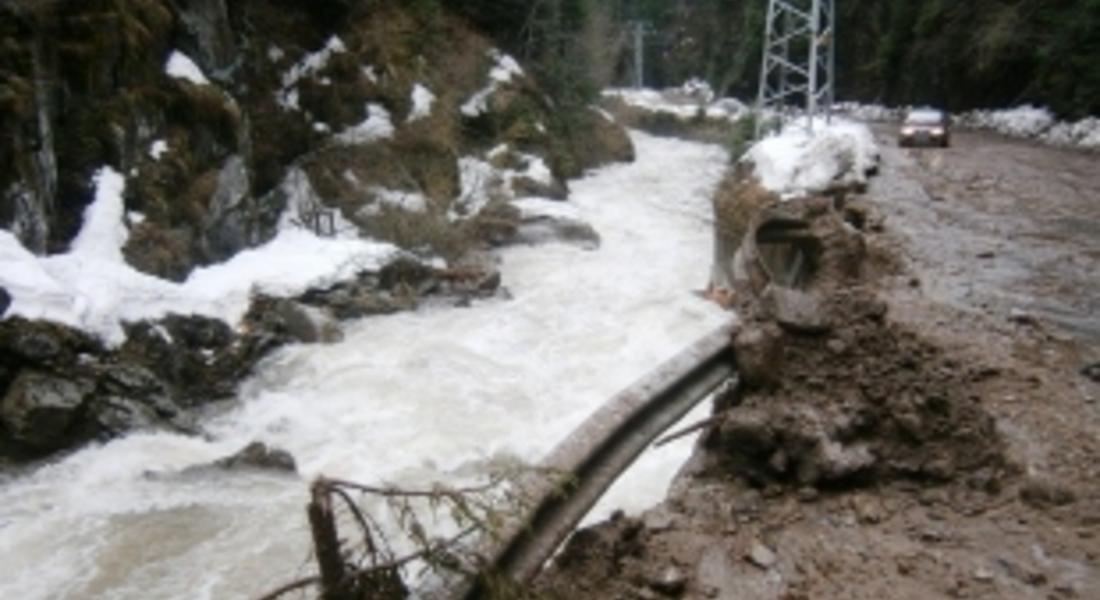 15 паднали дървета върху пътното платно са отстранили спасителните екипи в Смолянско