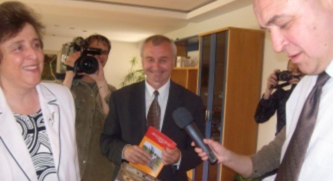 Областният управител получи грамота за подкрепата си към българските общини