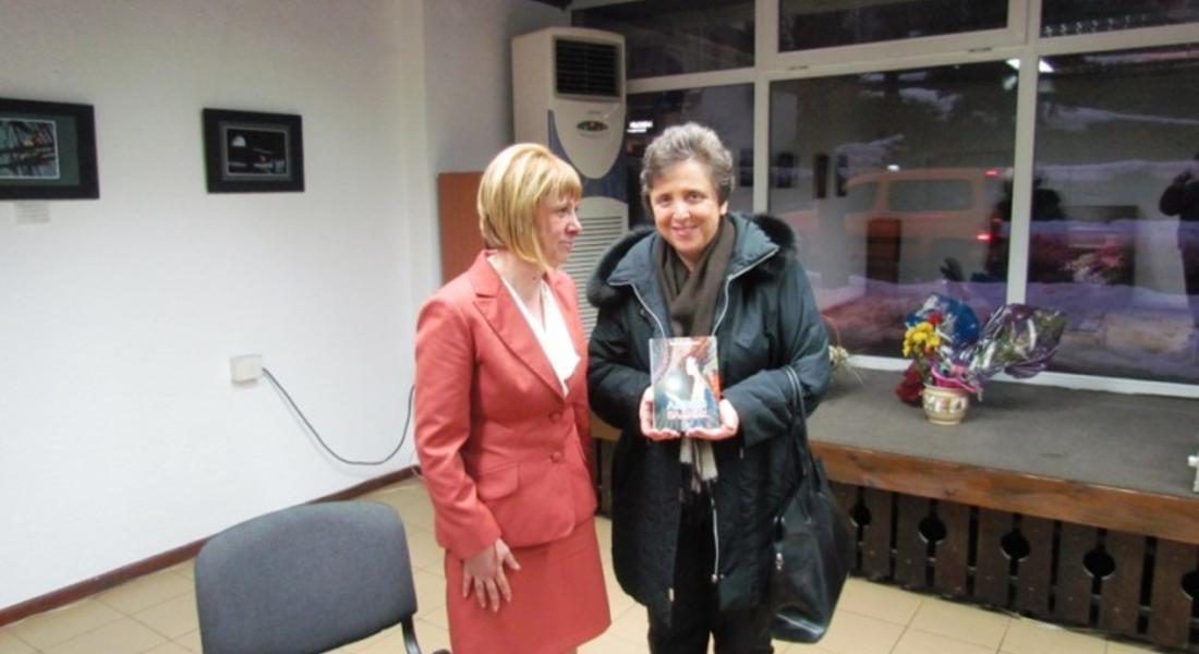 Дора Янкова присъства на представянето на първата стихосбирка на журналистката Анета Тодорова