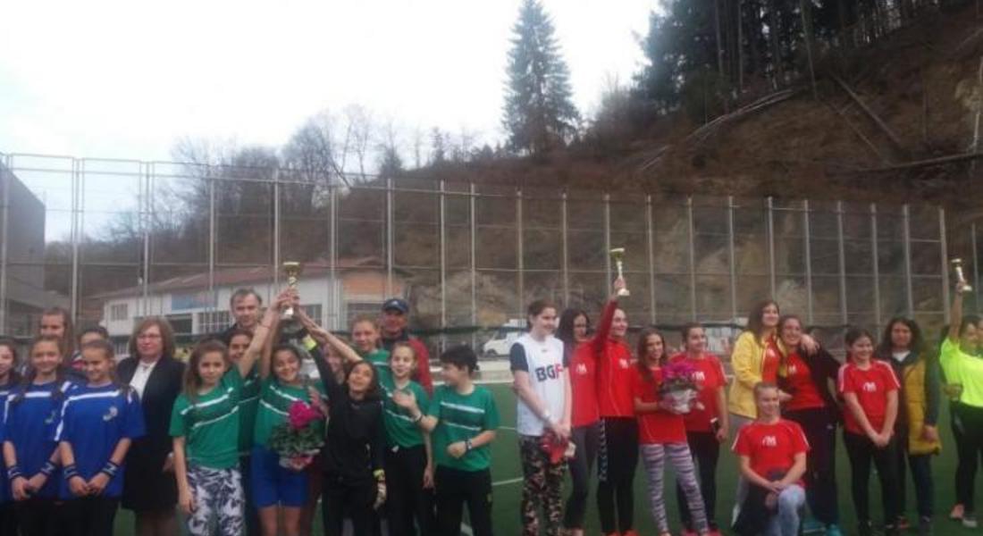 Момичетата на ПМГ и Шесто основно училище са шампионите на осмомартенския турнир по футбол