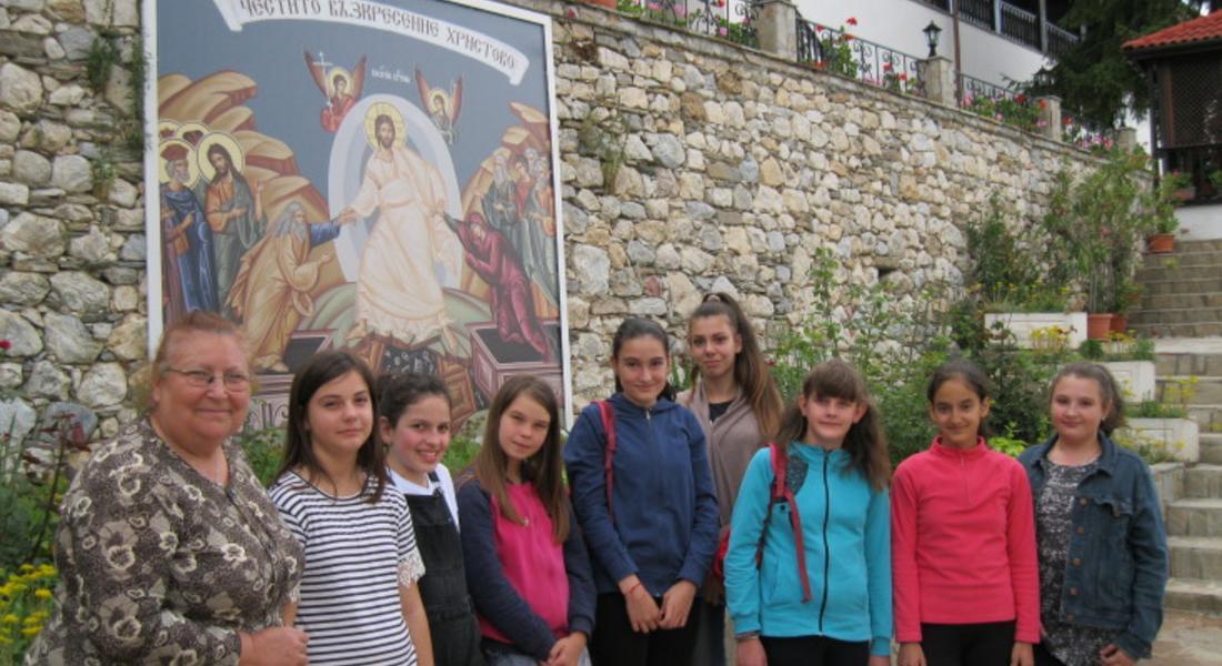 Деца от Смолян и Куклен посрещнаха русначета в манастира „Св. св. Козма и Дамян“
