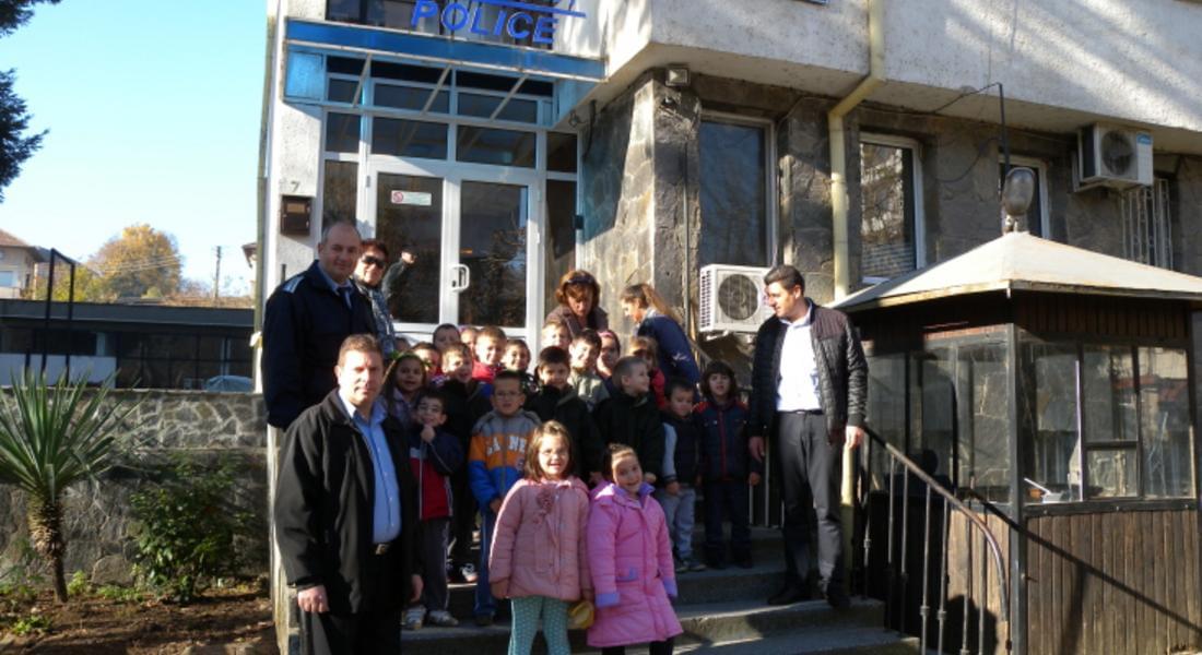 20 малчугани от детска градина “Снежанка” посетиха сградата на РУ - Златоград