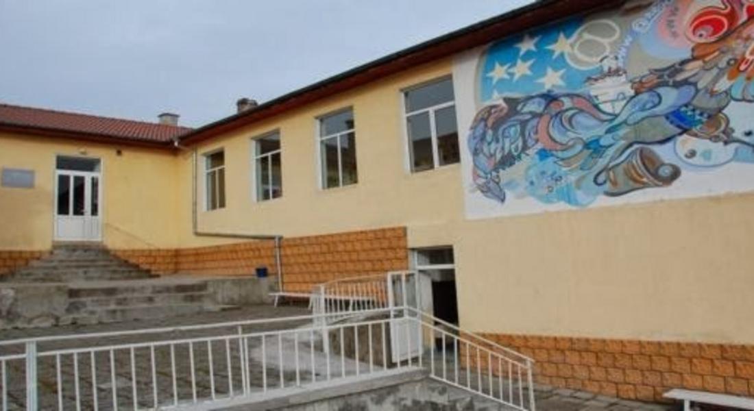     Късо съединение предизвика пожар в началното училище в Доспат, пострадали няма