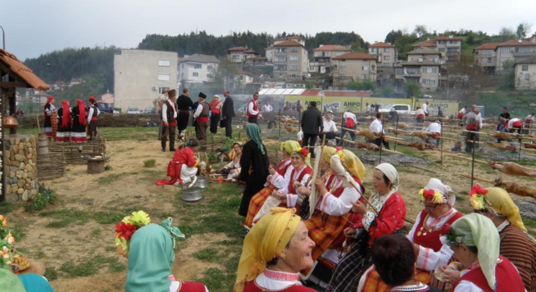 Цветан Цветанов облече македонска носия за празника на традиционните родопски ястия в Златоград