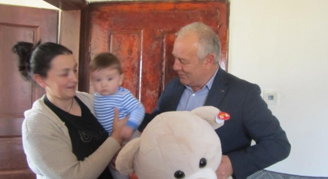 Кметът на Смолян дари първото бебе в Гела, в селото от 20 години не се е раждало дете