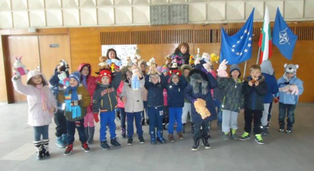 Малките скаути от детска градина „Зорница” в Смолян  даряват  играчки на връстниците си от Хитрино