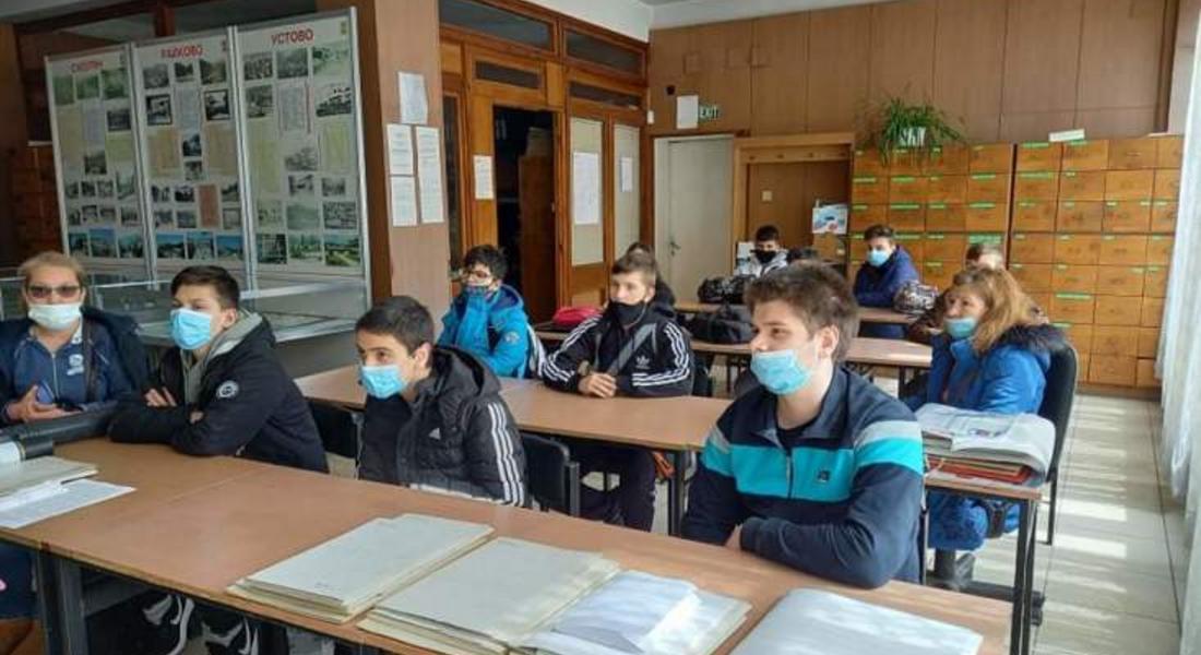 Ученици от ПГТТ "Христо Ботев" посетиха Държавен архив Смолян, като част от проект „Почит към героите“ 