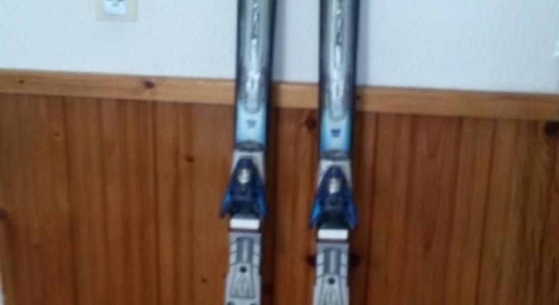 Спипаха чепеларец с осем чифта ски, собственост на  "Амер Спортс"