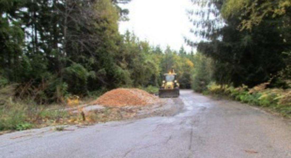 Мокри и хлъзгави са пътищата в община Смолян, повишена е опасността от падащи камъни