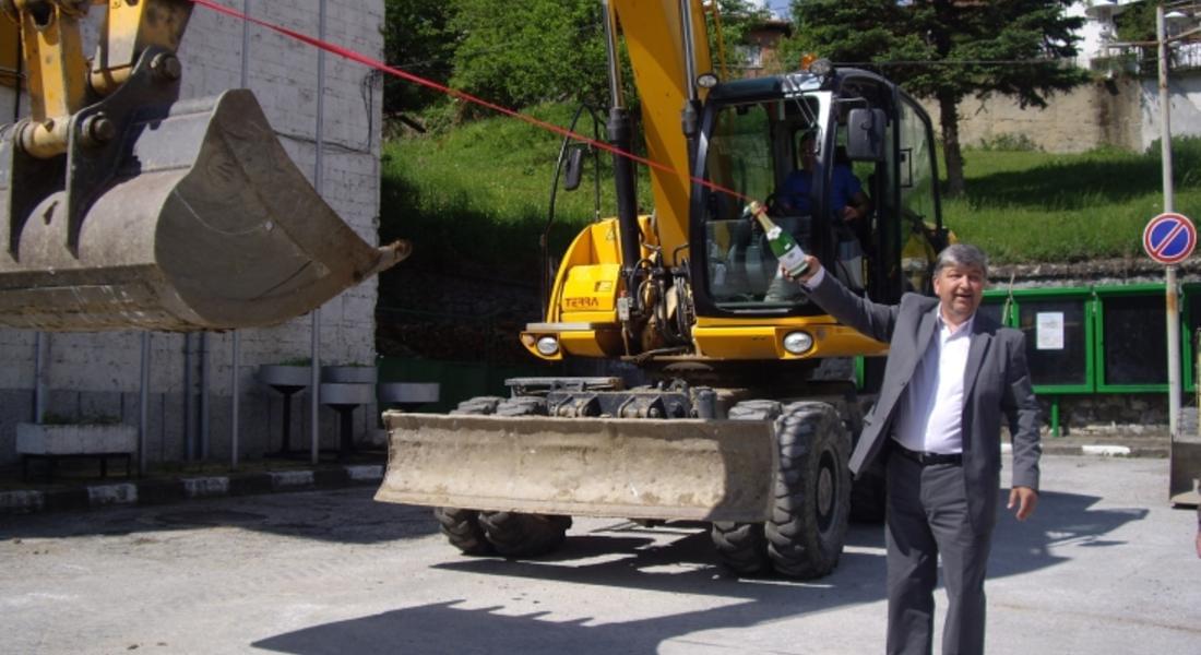 Кметът на Чепеларе направи първа копка за ремонта на улици и тротоари в общината
