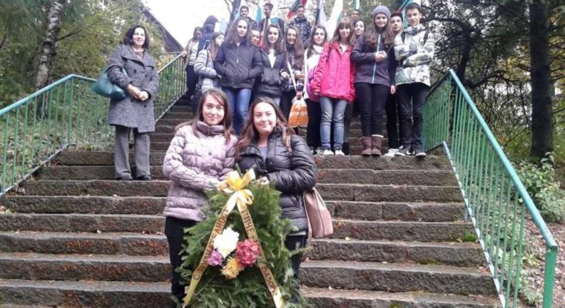 Ученици от ГПЧЕ "Иван Вазов" поднесоха венци за Деня на народните будители