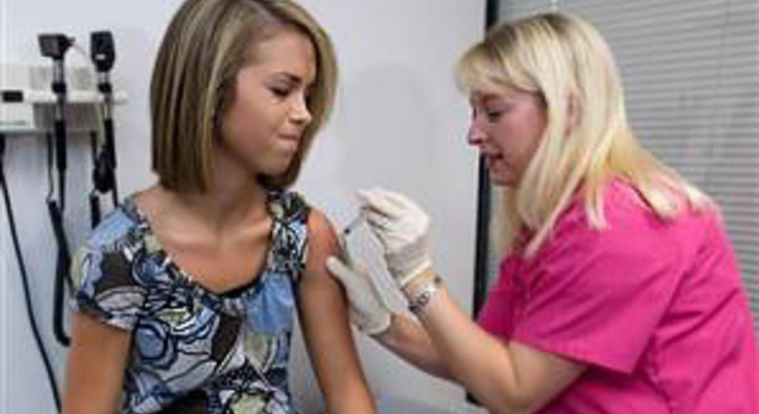 Здравни инспектори разясняват на родители ползата от имунизация за рак на маточната шийка
