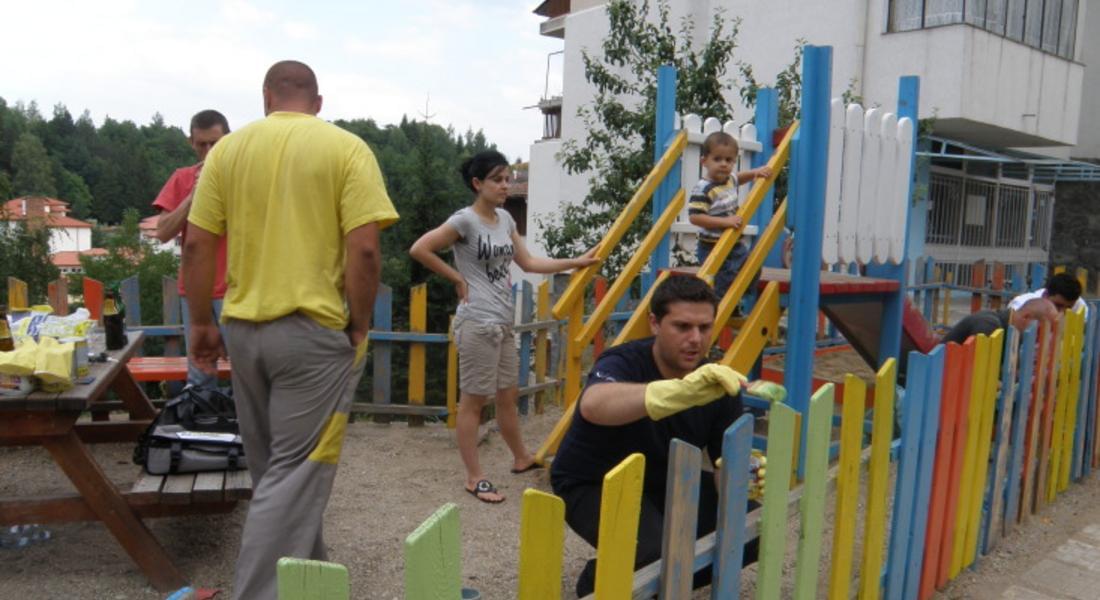 Младежкото ГЕРБ освежиха детска площадка в областния град
