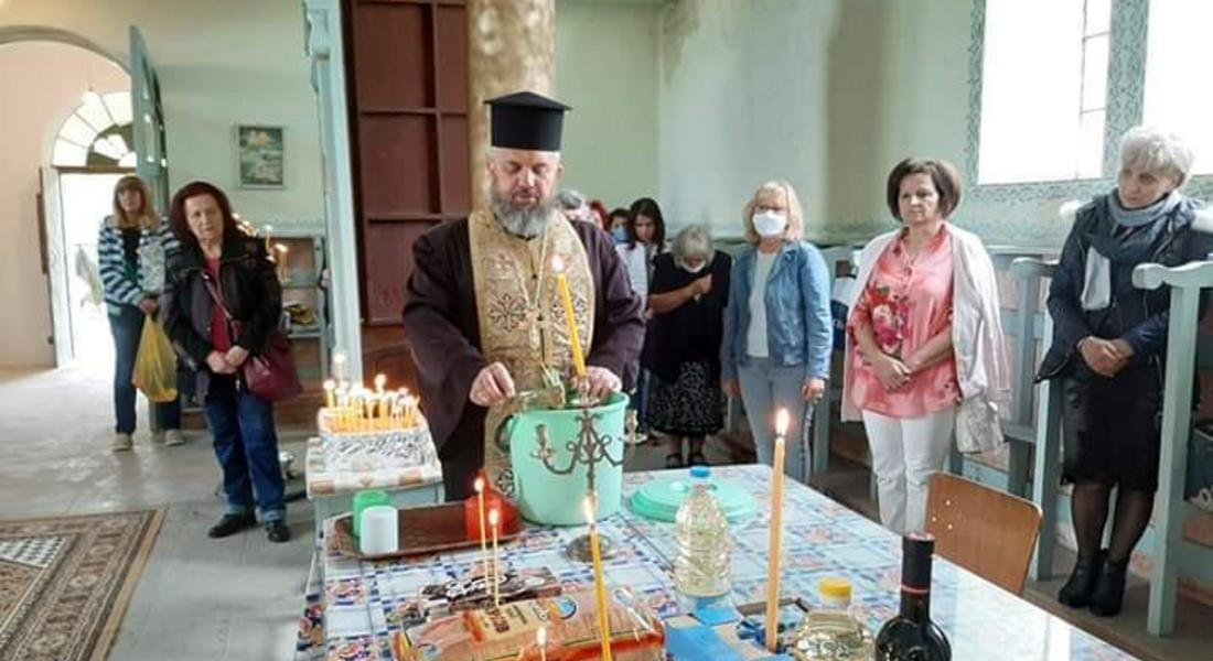 Село Турян посрещна празника с позлатен купол на църквата Св. Богородица 