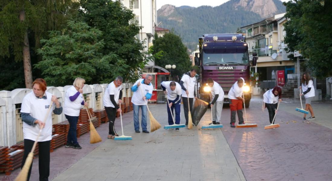 "НОВОТО ВРЕМЕ” измиха главната улица на Смолян, започват на чисто
