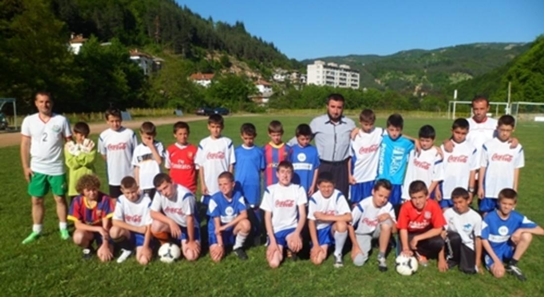  Захари Сираков подари 20 футболни топки и екипи на децата от ФК „Палас”                                                      