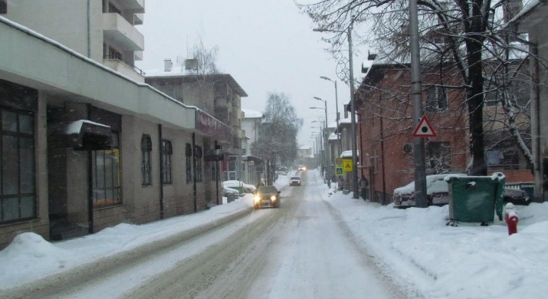 Нов обилен сняг вали в Смолянско, движението с вериги в почти цялата област