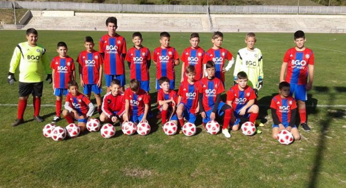 Капитанът на националния отбор по футбол Ивелин Попов дари футболни топки на ФК “Златоград“