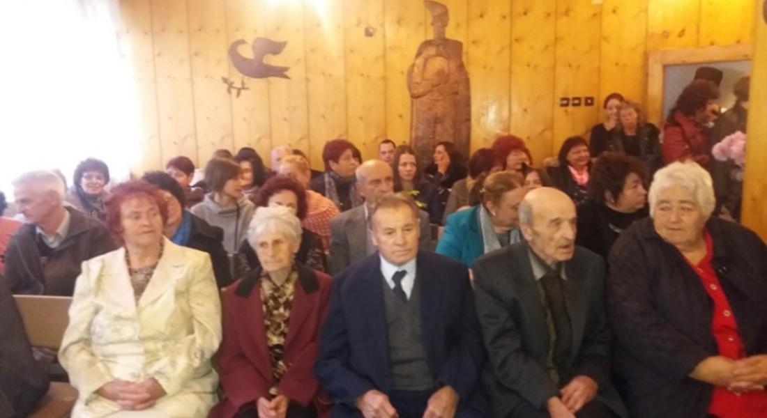  Зам.-кметът Венера Аръчкова поздрави седемте семейства, които честват златни и диамантени сватби в Момчиловци