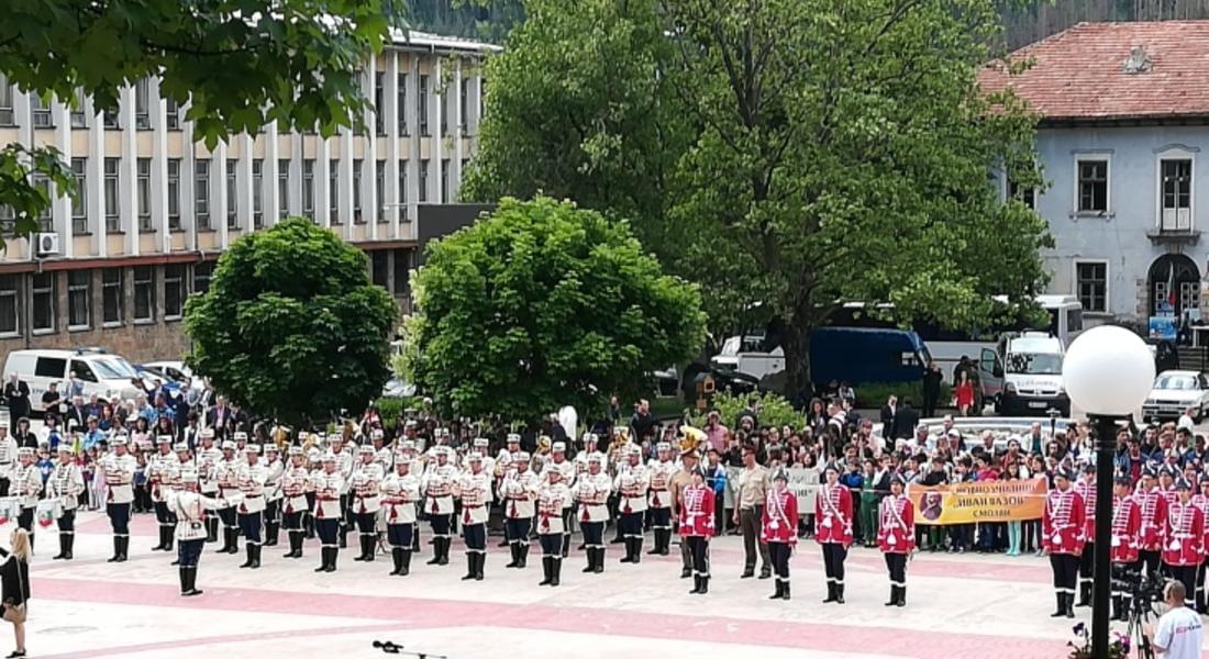 На официална церемония връчиха и осветиха знамето на Трети гвардейски ученически отряд в Смолян /СНИМКИ/