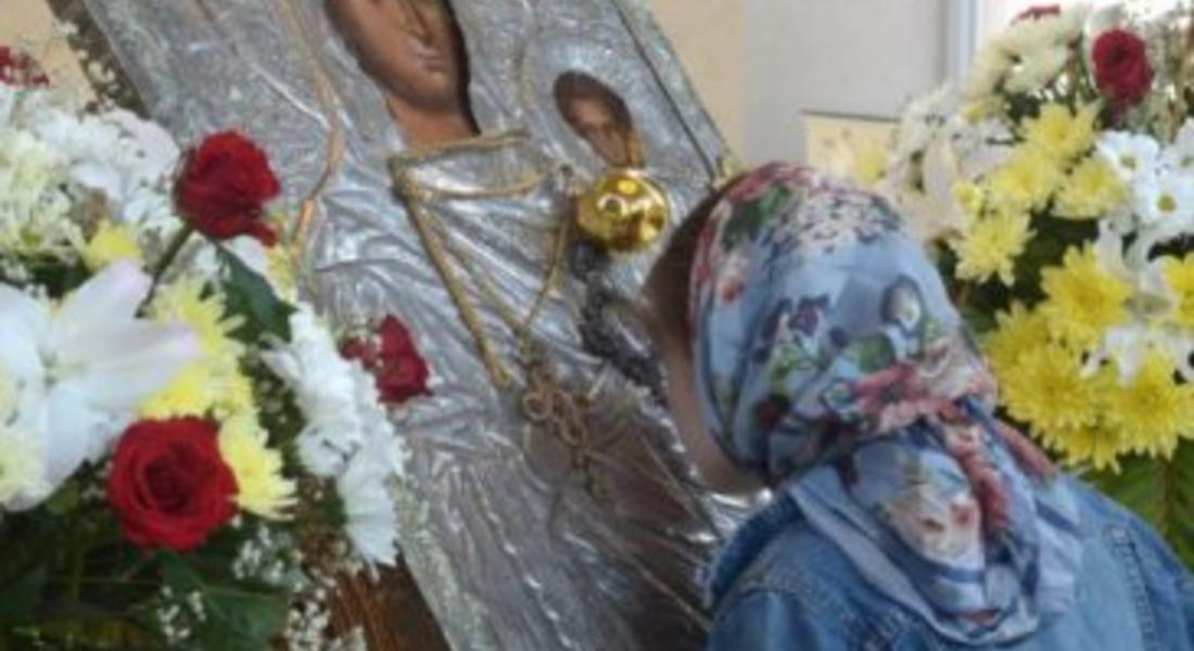 Чудотворната икона на св. Богородица „Златна ябълка“ остава в Смолян до петък следобед