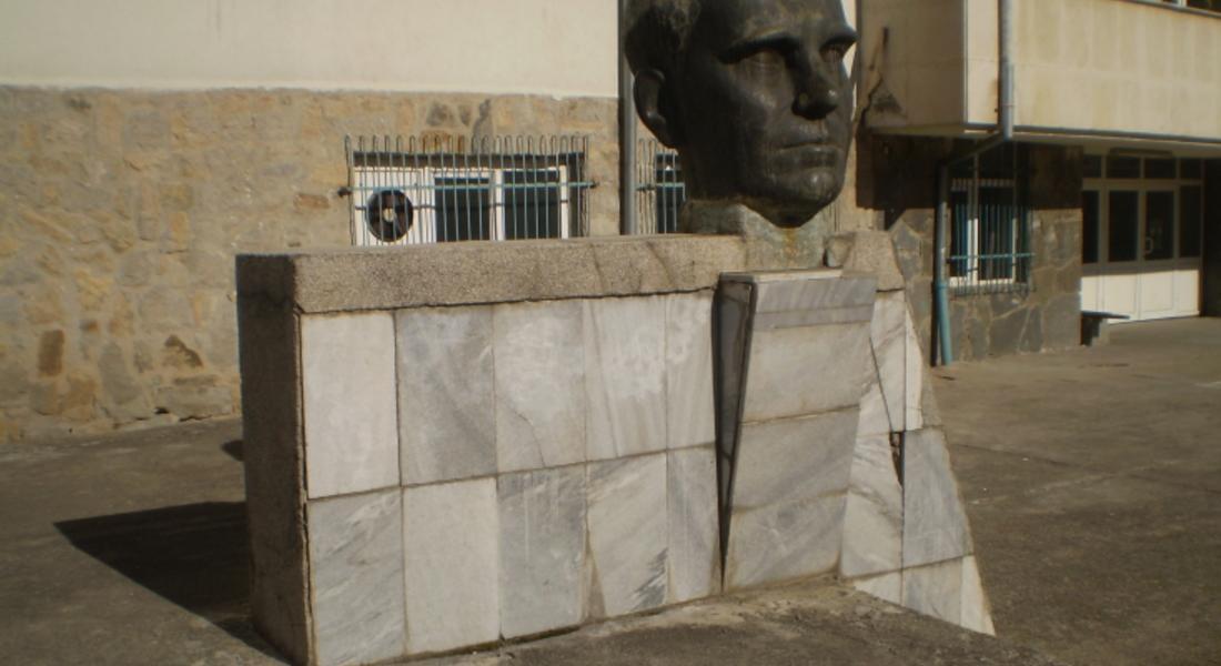  Обновяват паметника на Асен Златаров в двора на Второ ОУ в кв. Райково