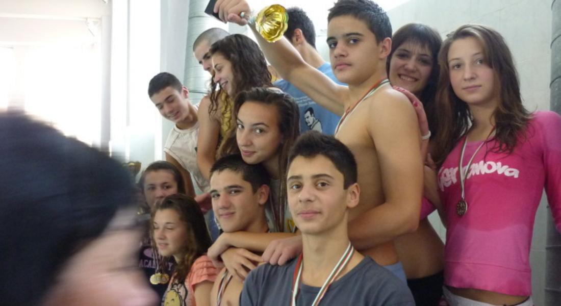 Ученици от Езиковата гимназия завоюваха призови места в турнир по плуване