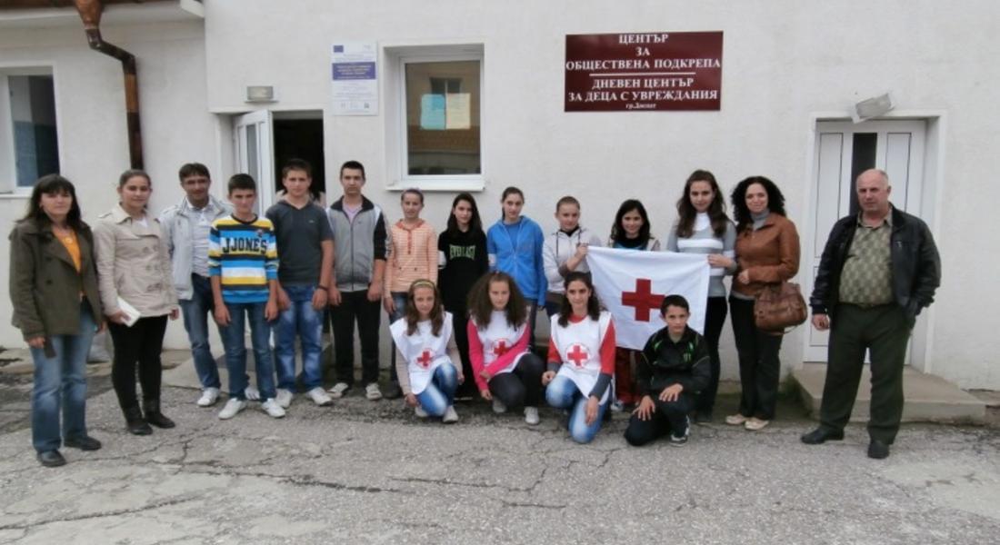 Ученици от с.Касък дариха пари на деца с увреждания в Доспат