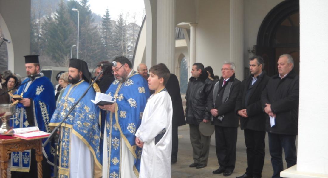  Областният управител на Смолян присъства на светата литургия в храм “Св. Висарион Смоленски” по случай Богоявление