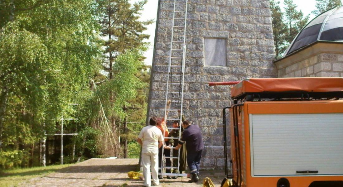 Пожарникари почистиха паметника на връх Средногорец