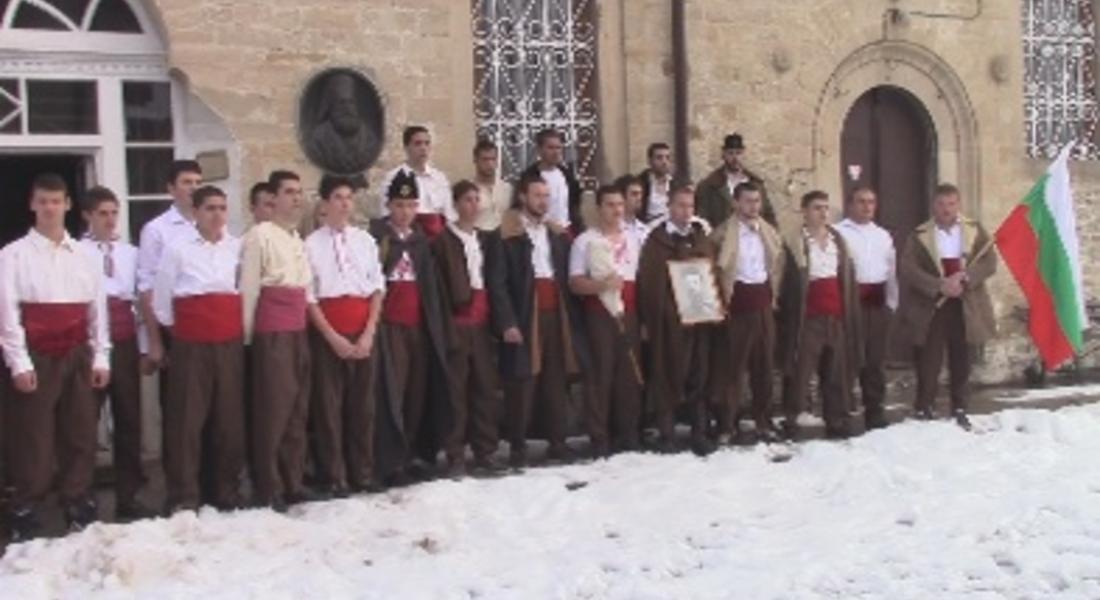 20 мъже скочиха за Боягоявленския кръст в Устово, улови го Васил Марински