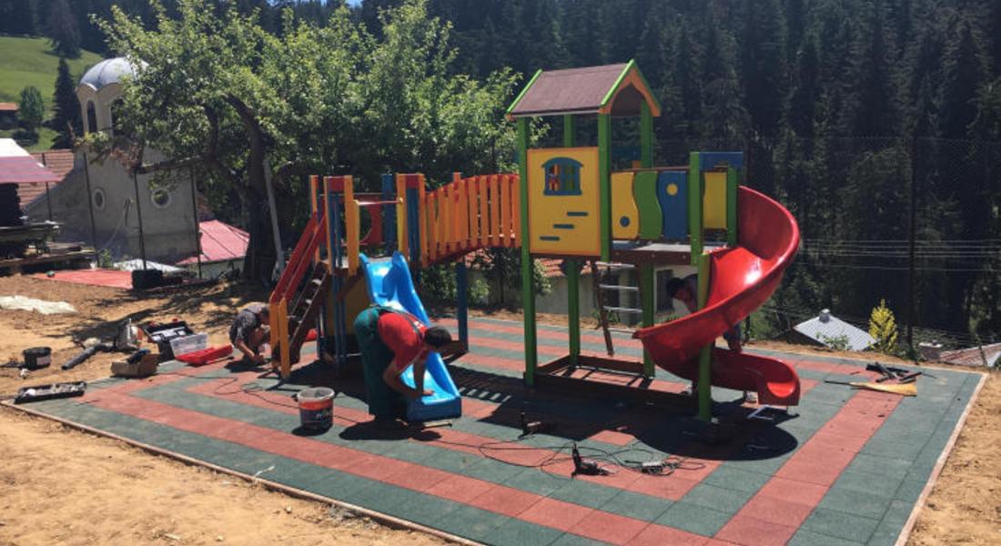 Изграждат детски площадки в община Чепеларе