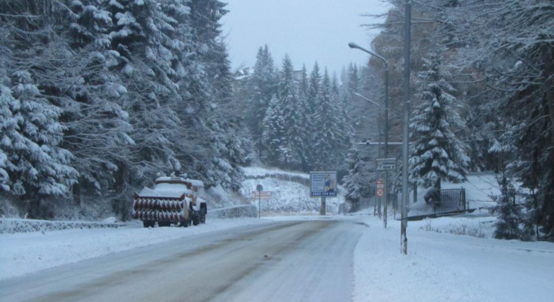  Обилен снеговалеж затвори прохода "Превала" за товарни автомобили с ремаркета и полуремаркета