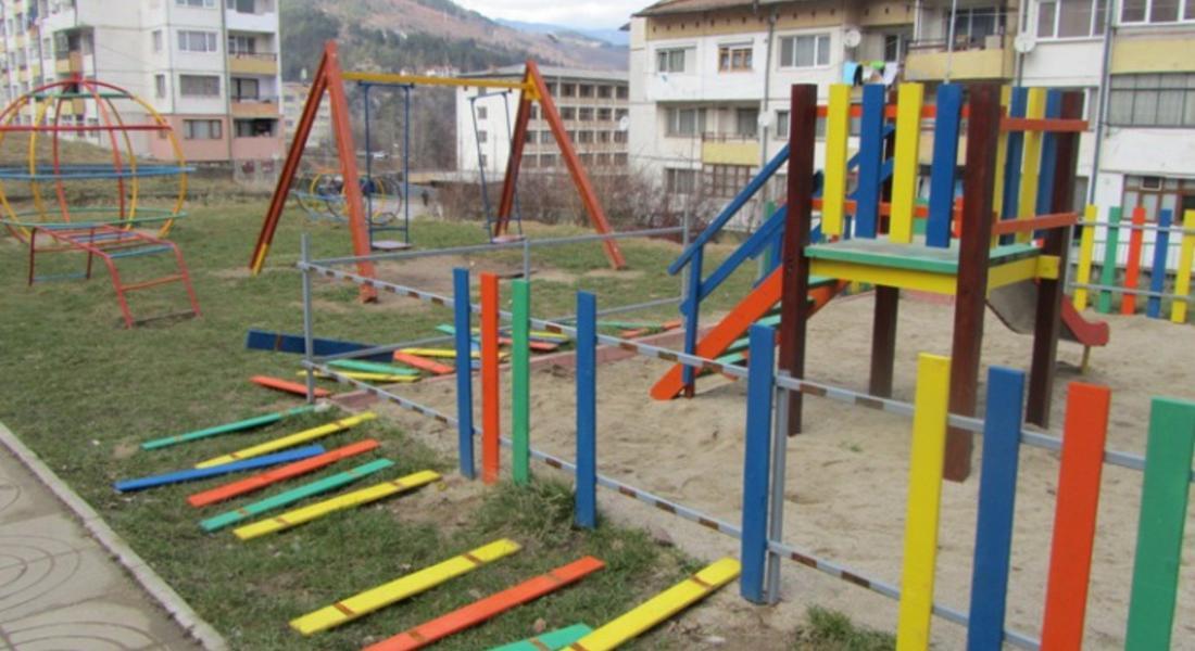 Вандалска проява на детска площадка в ж. к. Петровица