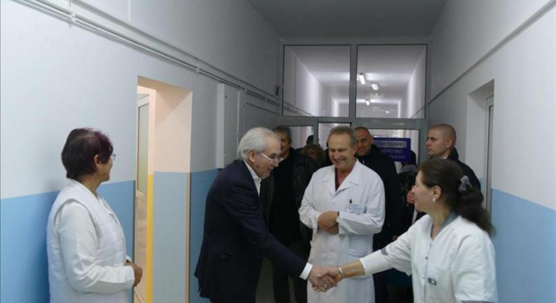   Съпредседателите на Обединение ДОСТ дариха 49 спални комплекта за болницата в Мадан