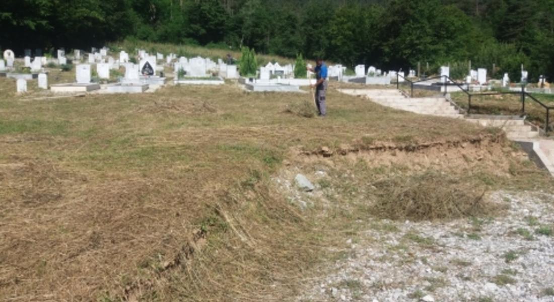 Акция по почистване на гробищата в община Мадан 